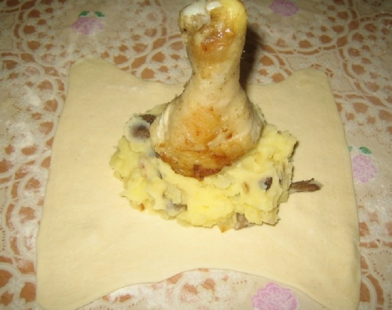 Когда я готовлю голень, сбегаются все родственники! Аппетитная куриная ножка, вкуснейшая начинка, нежное тесто. Королевское блюдо для скромных ужинов.
