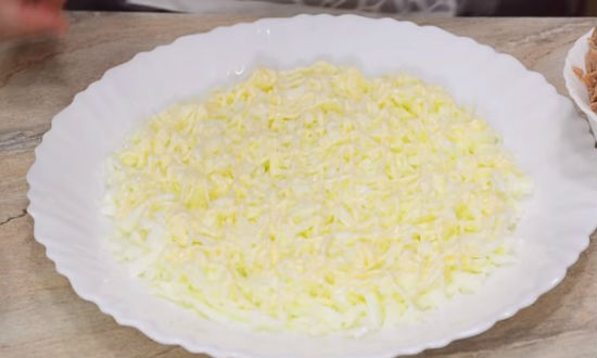 Вкусный и нежный салат «Мимоза», классический пошаговый рецепт с рыбными консервами