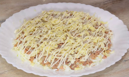 Вкусный и нежный салат «Мимоза», классический пошаговый рецепт с рыбными консервами