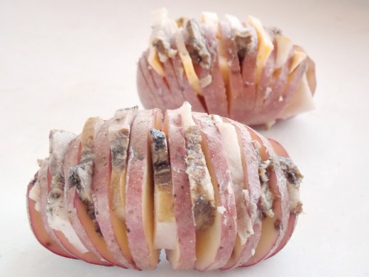 Вот так ты сделаешь запеченный картофель не только очень вкусным, но и аппетитным на вид!